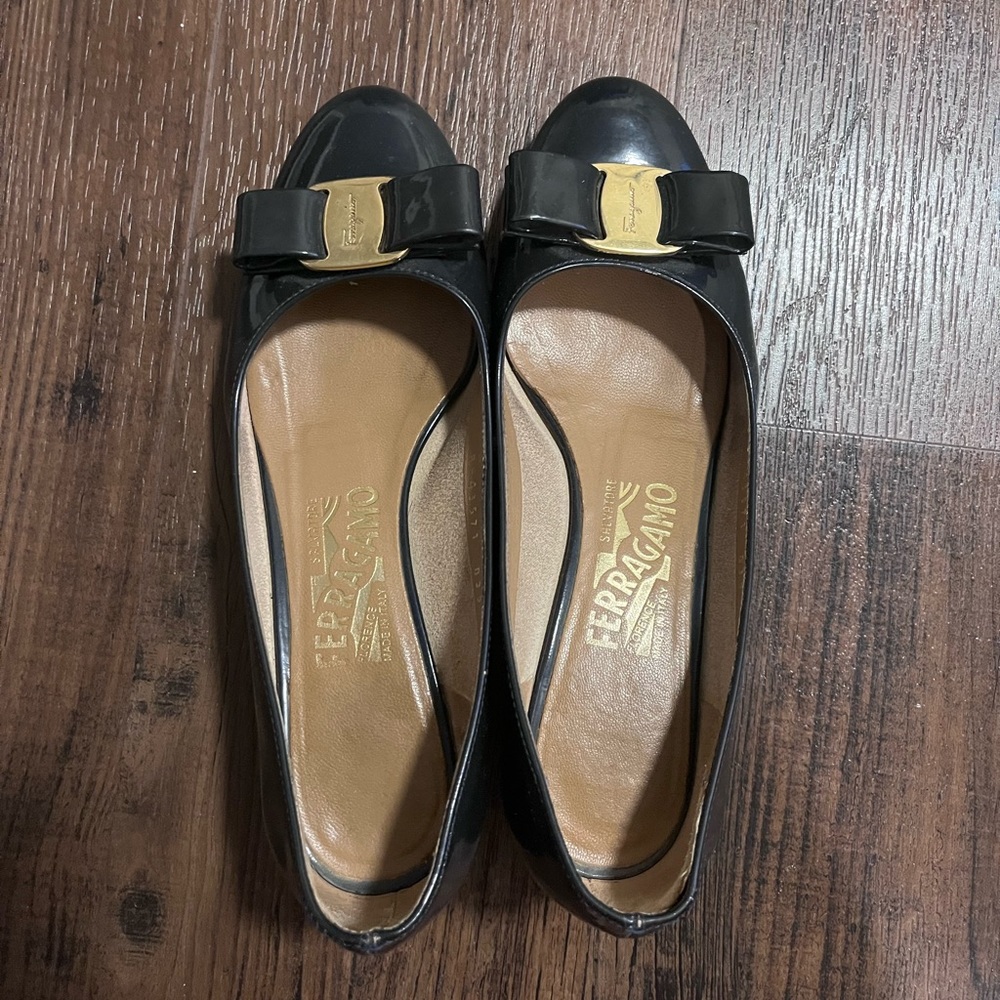 Ferragamo vara navy patent shoes size: 5.5B